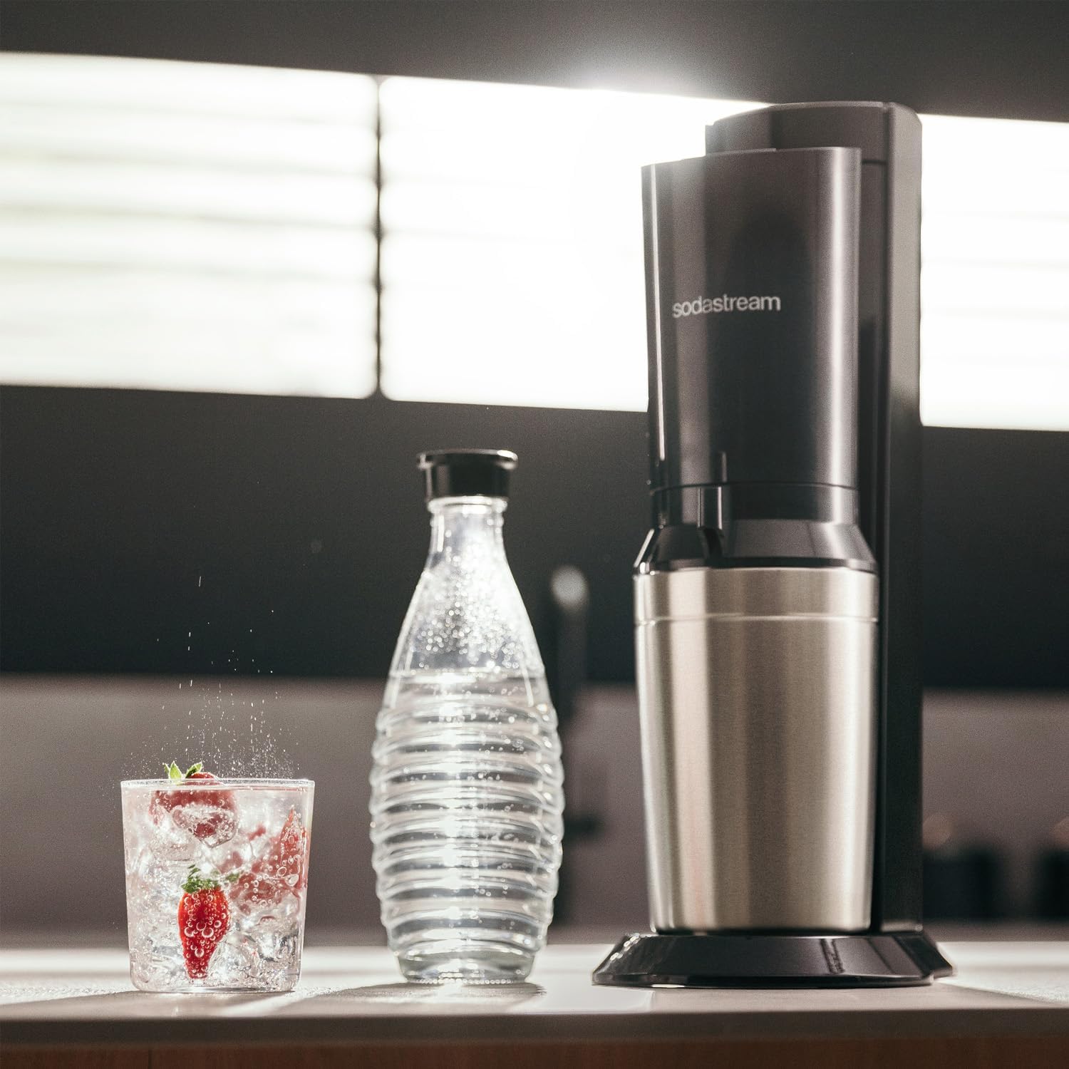 Crystal 3.0 Wassersprudler mit 1x Quick-Connect CO2-Zylinder und 2X Glaskaraffen, Silber, Schwarz, Titan, 45 cm – Bild 2